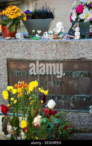 PARIGI, FRANCIA - 23 MAGGIO 2015: Jim Morrison (leggenda del rock, cantante dei Doors) grave al Pere Lachaise Cemetery. Attenzione selettiva al bouquet. Foto Stock