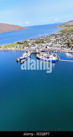Luce dorata su Ullapool. Un tranquillo porto delle Highland circondato da aspre montagne, acque calme e infinita bellezza scozzese. Foto Stock