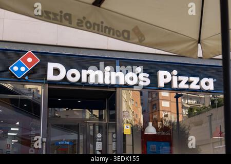 Valencia, Spagna - 29 ottobre 2025: Vista frontale del ristorante Dominos Pizza in città. Foto Stock