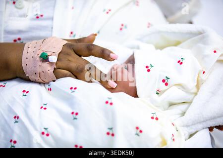 Un neonato dopo due ore dalla sua nascita a Kigali Foto Stock
