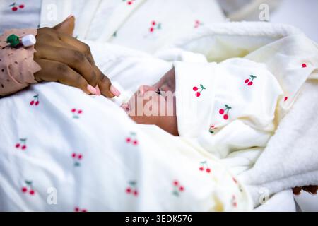 Un neonato dopo due ore dalla sua nascita a Kigali Foto Stock
