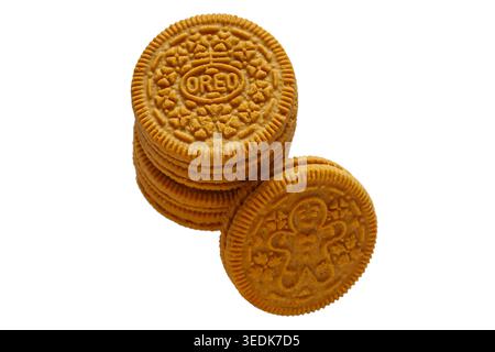 Pila di biscotti Oreo al gusto di pan di zenzero in edizione limitata e creme al gusto di vaniglia isolati su sfondo bianco - Oreos Foto Stock