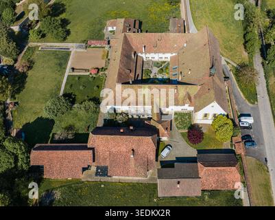 Vista aerea del Monastere de Montorge con i suoi storici tetti di tegole rosse, i cortili interni e i giardini verdi circostanti a Friburgo, Friburgo e Switzer Foto Stock