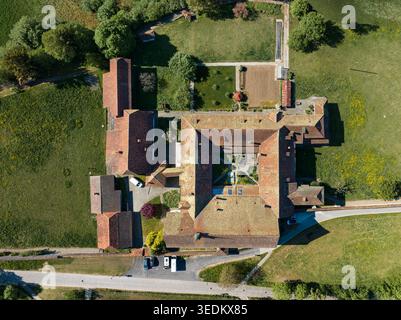 Vista aerea del Monastere de Montorge con tetti storici di tegole rosse, un cortile centrale e lussureggianti giardini verdi a Friburgo, Friburgo, Svizzerazo Foto Stock