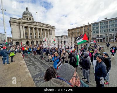 la pacifica marcia della Palestina nella Old Market Square di Nottingham il 2 marzo 2026, con bandiere e cartelli fuori dalla sede del Consiglio. Foto Stock