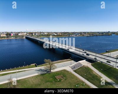 Vista dal drone del Ponte di Salu sul fiume Daugava a riga in Lettonia Foto Stock