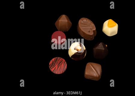 Primo piano della Collezione di cioccolato artigianale di lusso su sfondo scuro Foto Stock