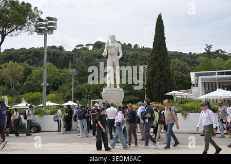 Roma, Italia. 6 maggio 2026. Le statue in marmo del foro Italico durante la partita dell'Italian Open Tennis, giorno 3 al foro Italico il 6 maggio 2026 a Roma. Durante gli internazionali BNL d'Italia, International Tennis Match a Roma, Italia, 06 maggio 2026 Credit: Independent Photo Agency/Alamy Live News Foto Stock