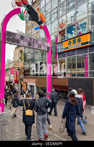 La gente cammina lungo Takeshita Street, la strada pedonale dello shopping nel quartiere di Harajuku, Shibuya, Tokyo, Giappone. Foto Stock