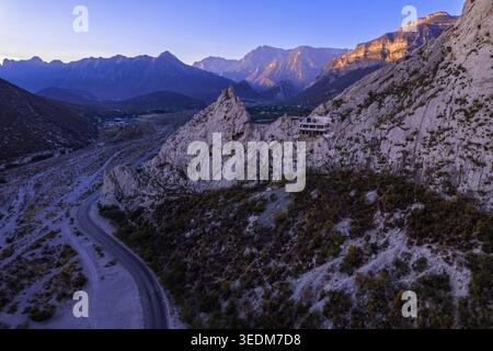 Spettacolari scogliere calcaree e formazioni rupestri a la Huasteca, Nuevo León, Messico al crepuscolo Foto Stock