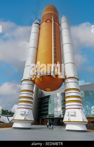 Il serbatoio esterno dello Space Shuttle Atlantis e i booster a razzo solido fuori dalla mostra al Kennedy Space Center di Cape Canaveral, Florida. Foto Stock