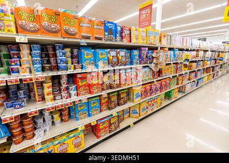 Food Lion Grocery Store Cereal Aisle, che propone vari marchi e prodotti di cereali per la colazione a base di zucchero americano Foto Stock