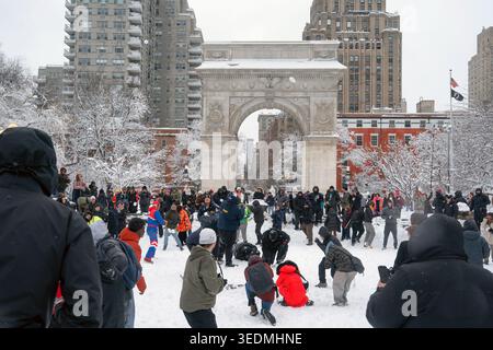Le persone si riuniscono per un combattimento di massa con palla di neve al Washington Square Park di New York il 28 febbraio 2026. L'evento invernale ha attirato dozzine di partecipanti con cappotti pesanti e attrezzature invernali nel parco innevato sotto l'iconico Washington Square Arch. (Foto di Barry Williams/Daily News L.P. (New York)/TNS/Sipa USA) Foto Stock