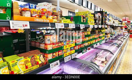 Iserlohn, Germania — 6 maggio 2026: Interno di un supermercato Lidl che mostra le navate della spesa con Maggi 5 Minuten Terrine, cibo in scatola e setta di carne surgelata Foto Stock