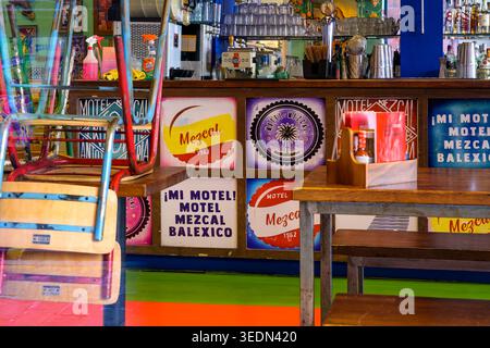 Guardando dalla finestra del ristorante messicano Mezcal, Glasgow, Scozia, Regno Unito Foto Stock