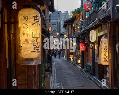 Lanterne illuminate al crepuscolo a Pontocho, uno stretto e suggestivo vicolo fiancheggiato da vecchi e pittoreschi edifici a Kyoto, in Giappone. Foto Stock