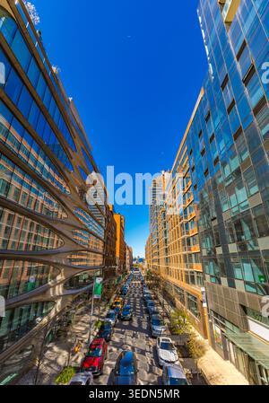 New York, Stati Uniti - 11 aprile 2026: Una vista ad alto angolo dalla High Line si affaccia sulla West 28th Street. L'edificio sulla sinistra, noto come 520 West Foto Stock