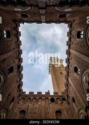 Siena, Toscana, Italia - 3 ottobre 2025: Vista dal cortile del Podestà del Palazzo pubblico di Siena. Foto Stock