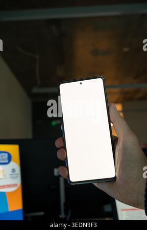 Telefono cellulare con telecomando con schermo bianco isolato Foto Stock