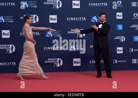 Roma, 6 maggio 2026 - Vinicio Marchioni e Milena Mancini partecipano al Red carpet del 74° David di Donatello, agli studi Cinecitta. Crediti: Luigi de Pompeis/Alamy Live News Foto Stock