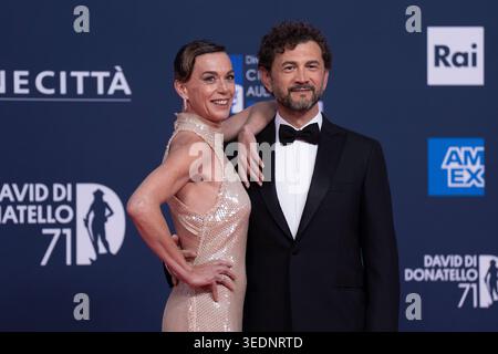 Roma, 6 maggio 2026 - Vinicio Marchioni e Milena Mancini partecipano al Red carpet del 74° David di Donatello, agli studi Cinecitta. Crediti: Luigi de Pompeis/Alamy Live News Foto Stock