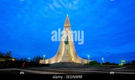Hallsgrimskirkja (Chiesa di Hallsgrimur) con statua di Leif Erikson in primo piano a Reykjavik, Islanda. Foto Stock