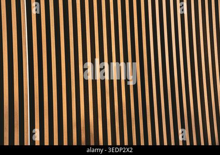 Parete a spranghe in legno con motivo a strisce verticali Foto Stock