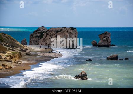 Paesaggio costiero con grandi rocce marine e spiaggia sabbiosa Foto Stock