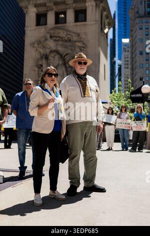 06.30.2024 Chicago, Illinois, Stati Uniti. La gente si riunisce in una piazza della città per protestare contro la guerra russa in Ucraina. I segnali e le bandiere mostrano sostegno all'Ucraina. TH Foto Stock