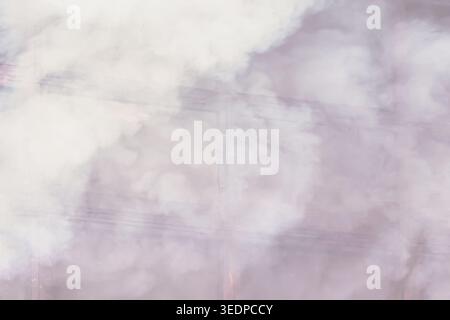 Sfondo chiaro e astratto con una morbida consistenza fumata e un'atmosfera ariosa. Composizione minimale con toni delicati e sfumature sottili, adatta per il moderno Foto Stock