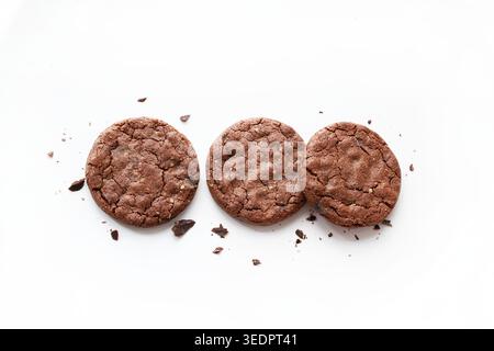 Biscotti con scaglie di cioccolato fondente con briciole isolate su sfondo bianco. Foto di scorta commerciale per lo styling alimentare. Foto Stock