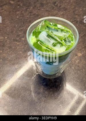 Latte Matcha freddo. Concetto di bevanda benessere. Foto Stock