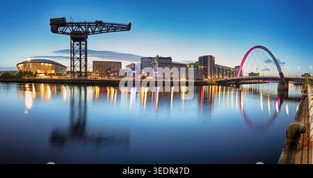 Scozia - skyline panoramico di Glasgow con Clyde Arc sul fiume Clyde Foto Stock