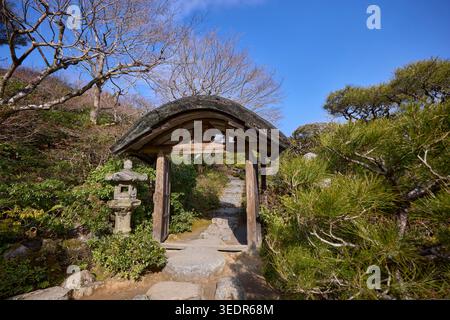 Percorso a piedi che conduce attraverso la porta centrale nel giardino Okochi Sanso, tranquillo e bellissimo giardino giapponese ad Arashiyama, Kyoto, Giappone. Foto Stock