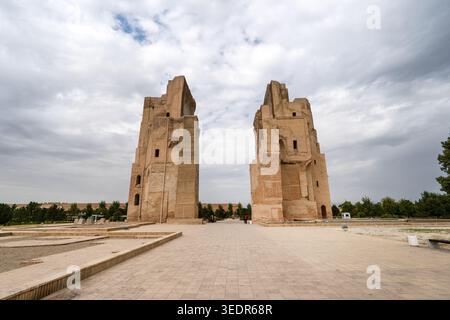 SHAKHRISABZ, UZBEKISTAN: Le rovine del Palazzo Ak-Saray sono una grande residenza di Timur nella sua città natale Shakhrisabz Foto Stock