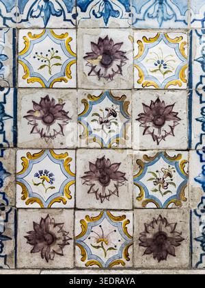 Colorate azulejos dipinte come decorazioni murali nella città vecchia di Lisbona, Portogallo. Foto Stock