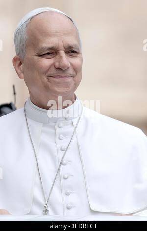 Città del Vaticano, Vaticano, 06 maggio 2026. Papa Leone XIV arriva per la sua udienza generale settimanale in Piazza San Pietro in Vaticano. Maria Grazia Picciarella/Alamy Live News Foto Stock