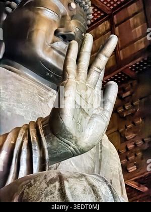 NARA, GIAPPONE - 27 DICEMBRE 2025: Un grande Buddha di Brone tiene la mano destra con la palma rivolta verso l'esterno nel grande Tempio orientale di Todai-ji a Nara, Foto Stock