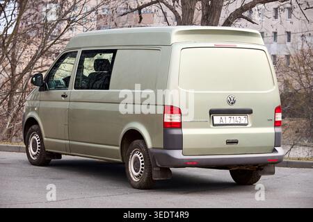 Minsk, Bielorussia - 17 marzo 2026: Volkswagen Transporter T5 grigio a passo corto (SWB) con furgone a tetto medio parcheggiato nella vista posteriore della strada. Foto Stock