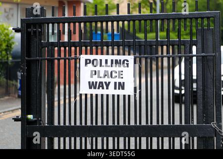 Glasgow, Regno Unito. 7 maggio 2026. Gli abitanti del luogo hanno espresso il loro voto alle elezioni scozzesi del 7 maggio 2026. I seggi elettorali in tutto il paese si aprirono affinché gli elettori prendessero parte alle elezioni nazionali. (Foto di: Jacob Hughes/Sipa USA) credito: SIPA USA/Alamy Live News Foto Stock