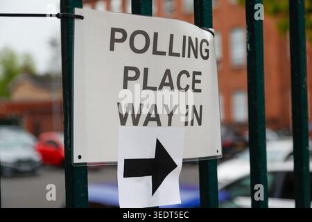 Glasgow, Regno Unito. 7 maggio 2026. Gli elettori al di fuori di un seggio elettorale a Glasgow mentre i locali hanno votato alle elezioni scozzesi del 7 maggio 2026. I seggi elettorali in tutto il paese si aprirono affinché gli elettori prendessero parte alle elezioni nazionali. (Foto di: Jacob Hughes/Sipa USA) credito: SIPA USA/Alamy Live News Foto Stock