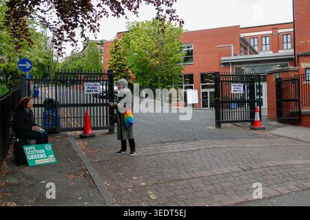 Glasgow, Regno Unito. 7 maggio 2026. Votante fuori da un seggio elettorale a Glasgow mentre la gente del posto ha votato alle elezioni scozzesi il 7 maggio 2026. I seggi elettorali in tutto il paese si aprirono affinché gli elettori prendessero parte alle elezioni nazionali. (Foto di: Jacob Hughes/Sipa USA) credito: SIPA USA/Alamy Live News Foto Stock