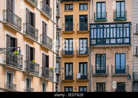 Strati di finestre e balconi che conservano secoli di memoria urbana a Pamplona (Pamplona, Spagna: 27-AUG-2023) Foto Stock