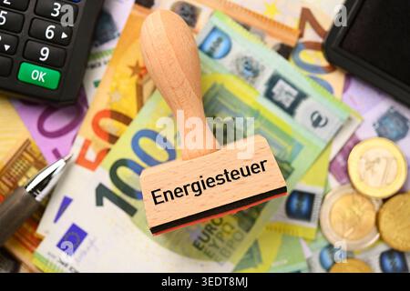 Timbro con iscrizione della tassa sull'energia sulle banconote in euro, fotomontaggio Foto Stock