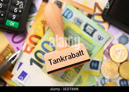 Timbro con sconto carburante sulle banconote in euro, fotomontaggio Foto Stock