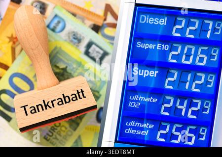 Timbro con sconto carburante sulle banconote in euro e sul prezzo in una stazione di servizio, fotomontaggio Foto Stock
