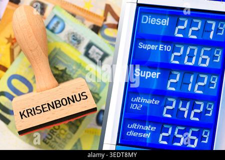 Timbro con l'iscrizione Crisis bonus sulle banconote in euro e sul listino prezzi presso una stazione di servizio, fotomontaggio Foto Stock
