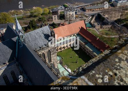 Vista dalla cattedrale di Magdeburgo sul chiostro e sul cortile interno del complesso della cattedrale. Foto Stock