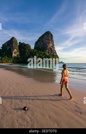 Spettacolare tramonto dorato sulle scogliere calcaree di Railay West Beach a Krabi, Thailandia Foto Stock