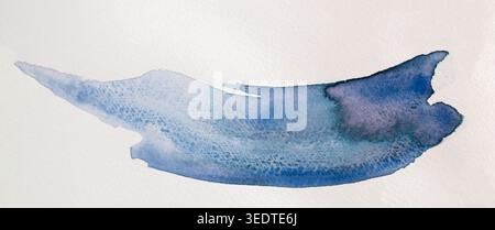 Astrazione acquerello che mostra sfumature di blu su frammenti su sfondo bianco in uno stile semplice Foto Stock